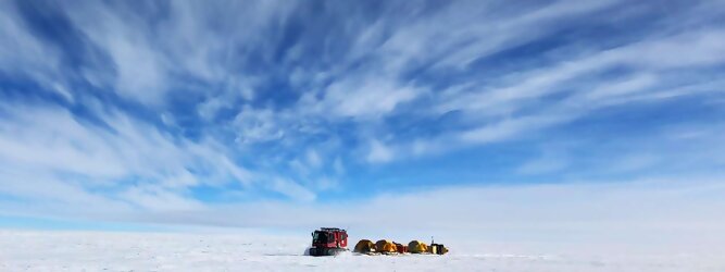 Trip Alpen beliebtes Urlaubsziel – Antarktis - Null Bewohner, Millionen Pinguine und feste Dimensionen. Am südlichen Ende der Erde, wo die Sonne nur zwischen Frühjahr und Herbst über dem Horizont aufgeht, liegt der 7. Kontinent, die Antarktis. Riesig, bis auf ein paar Forscher unbewohnt und ohne offiziellen Besitzer. Eine Welt, die überrascht, bevor Sie sie sehen. Deshalb ist ein Besuch definitiv etwas für die Schatzkiste der Erinnerung und allein die Ausmaße dieser Destination sind eine Sache für sich. Du trittst aus deinem gemütlichen Hotelzimmer und es begrüßt dich die warme italienische Sonne. Du blickst auf den atemberaubenden Gardasee, der in zahlreichen Blautönen schimmert - von tiefem Dunkelblau bis zu funkelndem Türkis. Majestätische Berge umgeben dich, während die Brise sanft deine Haut streichelt und der Duft von blühenden Zitronenbäumen deine Nase kitzelt. Du schlenderst die malerischen, engen Gassen entlang, vorbei an farbenfrohen, blumengeschmückten Häusern. Vereinzelt unterbricht das fröhliche Lachen der Einheimischen die friedvolle Stille. Du fühlst dich wie in einem Traum, der nicht enden will. Jeder Schritt führt dich zu neuen Entdeckungen und Abenteuern. Du probierst die köstliche italienische Küche mit ihren frischen Zutaten und verführerischen Aromen. Die Sonne geht langsam unter und taucht den Himmel in ein leuchtendes Orange-rot - ein spektakulärer Anblick.