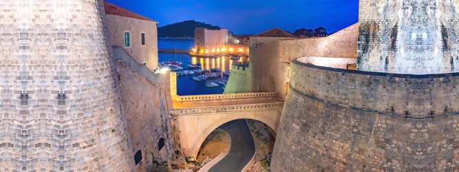 Trip Alpen Stadt Urlaub - Dubrovnik - Einen Wahnsinns Panoramablick hat man von Dubrovniks Hausberg Srd. Empor geht’s ganz easy und entspannt, minutenschnell mit der Luftseilbahn. Für begeisterte GOT-Fans empfiehlt sich die speziell geführte Game-of-Thrones-Tour zu den bekanntesten Drehorten und Schauplätzen der erfolgreichen Kultserie, der Eiserne Thron ist auf der kleinen idyllischen Insel Lokrum zu bestaunen. Die beliebtesten Orte für Dubrovnik Ferien, locken mit besten Angebote für Hotels und Ferienunterkünfte mit Werbeaktionen, Rabatten, Sonderangebote für Dubrovnik Urlaub buchen. Reisedaten eingeben und Hotel Flug Mietwagen Attraktionen Taxis für eine Dubrovnik Reise flexibel buchen. Sollten sich die Pläne ändern, sind viele der Unterkünfte und Zimmer in Dubrovnik kostenfrei stornierbar.